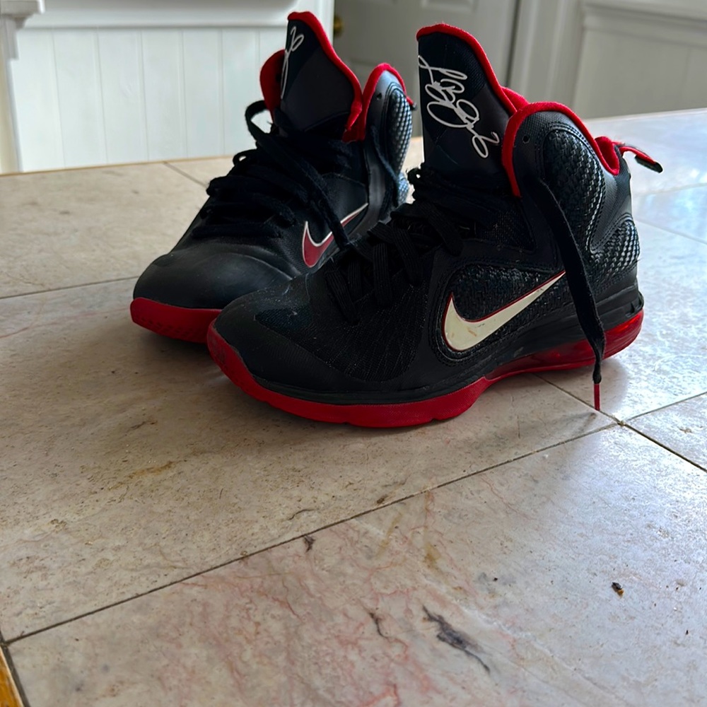 Nike lebron basketball sneakers Boys size 6